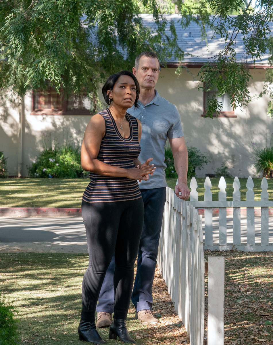 9-1-1: L-R: Angela Bassett and Peter Krause in the "Devil You Know" episode of 9-1-1 airing Monday, Oct. 3 (8:00-9:00 PM ET/PT) on FOX. CR: Jack Zeman. ©FOX Media LLC.