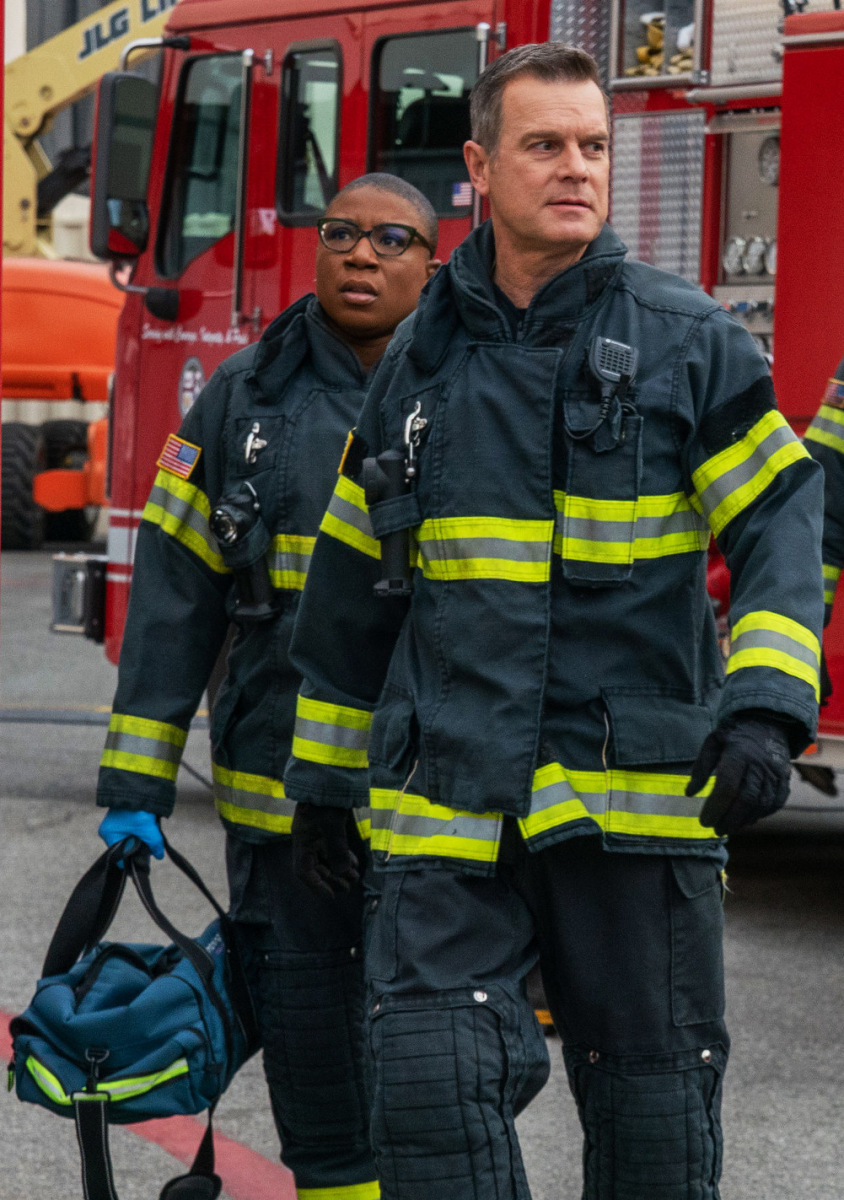 9-1-1: L-R: Aisha Hinds and Peter Krause in the “New Sensation” episode of 9-1-1 airing Monday, April 10 (8:00-9:01 PM ET/PT) on FOX. © 2022 FOX MEDIA LLC. CR: Jack Zeman/ FOX.