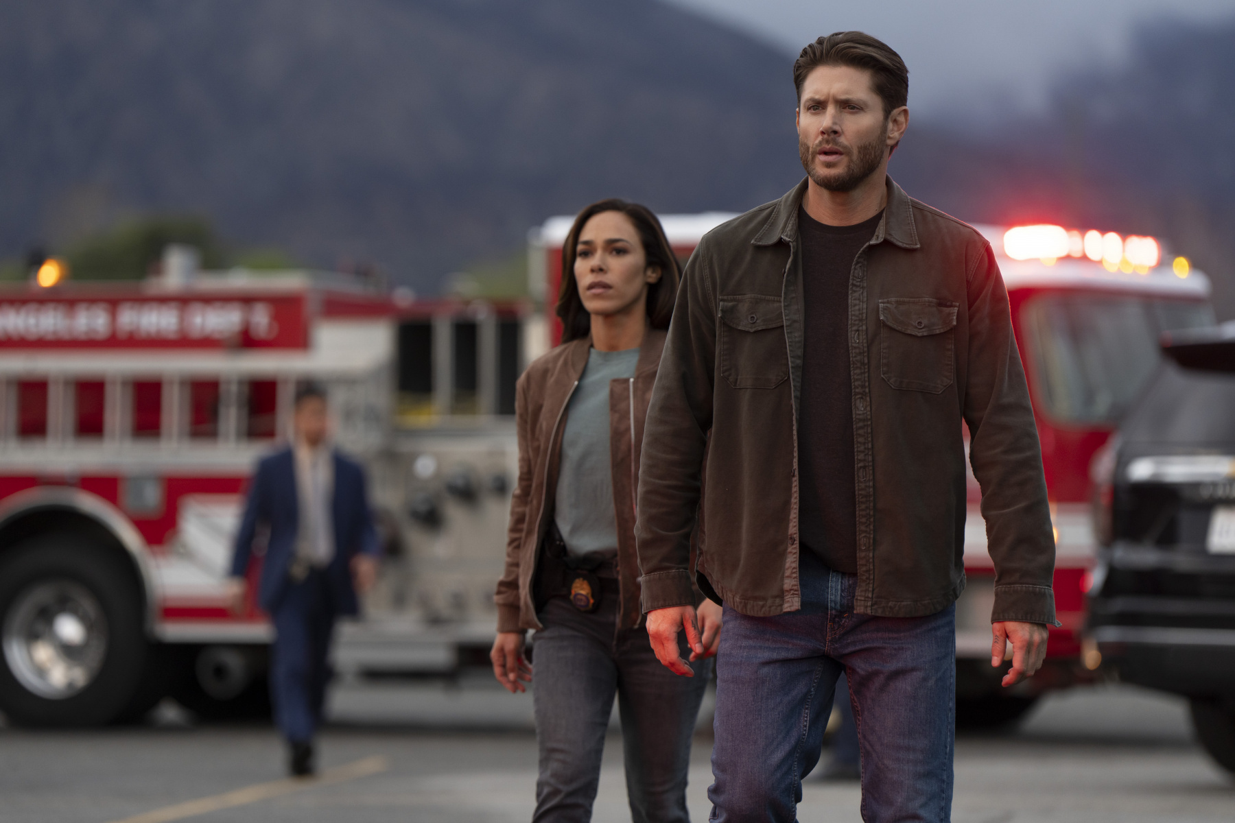 Amber Oliveras (Jessica Camacho) and Mark Meachum (Jensen Ackles) in COUNTDOWN Photo: ELIZABETH MORRIS © AMAZON CONTENT SERVICES LLC