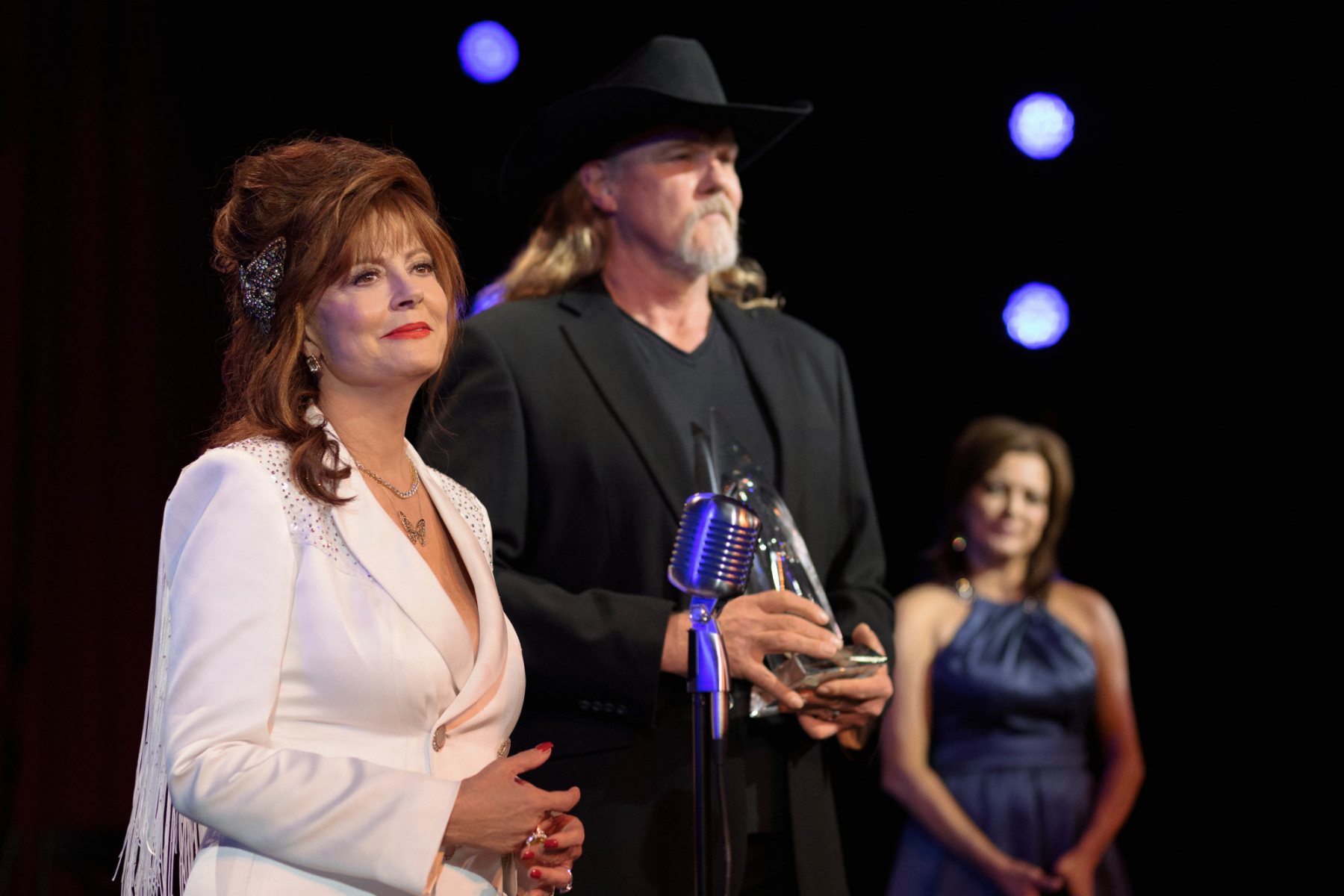 MONARCH: L-R: Susan Sarandon and Trace Adkins in the series premiere of Monarch airing Sunday, Sept. 11, immediately following the FOX NFL doubleheader (8:00-9:00 PM ET, and simultaneously to all time zones). It then makes its time period premiere Tuesday, Sept. 20 (9:00-10:00 PM ET/PT). CR: FOX © 2022 FOX Media LLC.