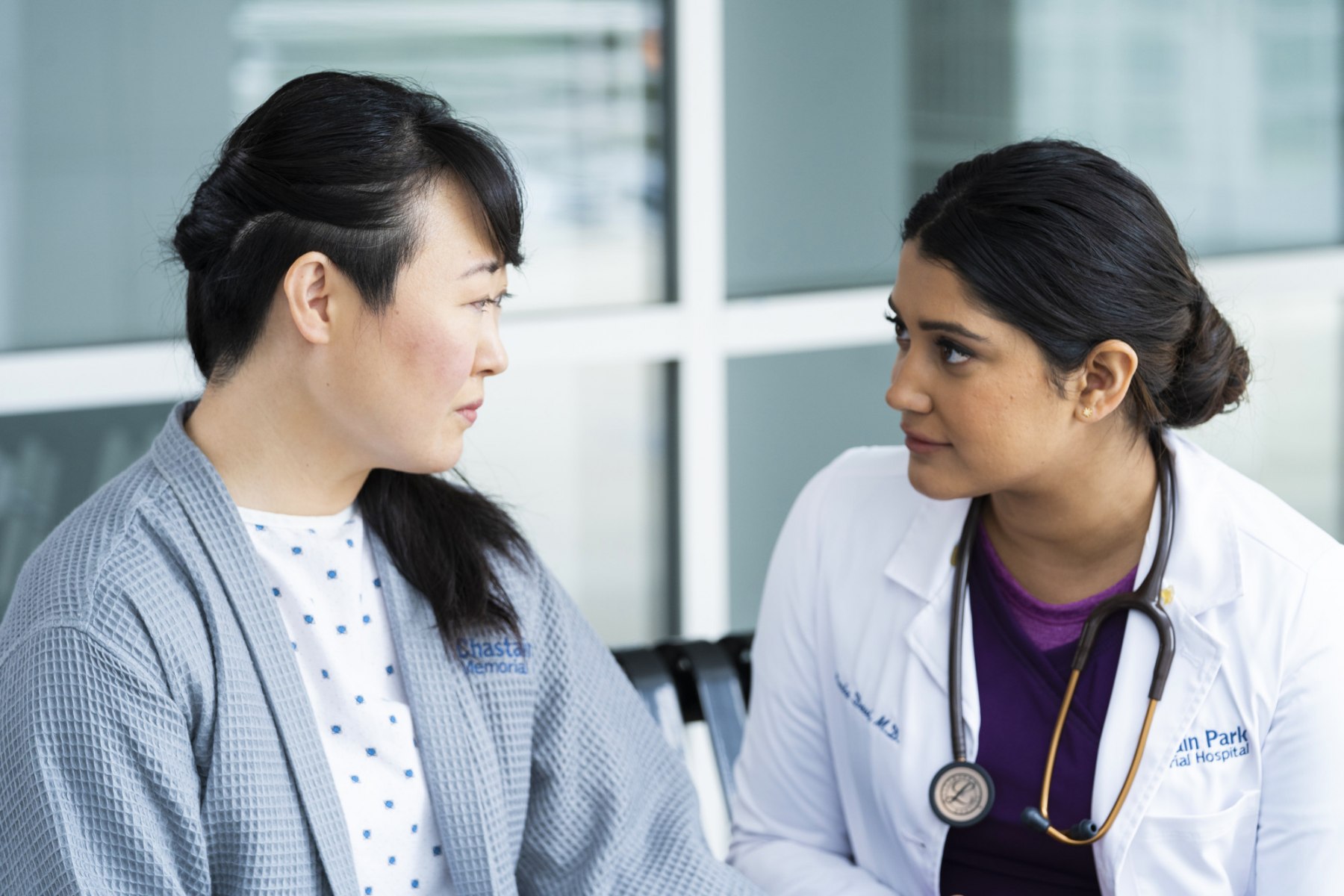 THE RESIDENT: L-R:  Anuja Joshi and Julia Cho in the “He’d Really Like to put in a Central Line“ episode of THE RESIDENT airing Tuesday, Nov. 30 (8:00-9:00 PM ET/PT) on FOX. ©2021 Fox Media LLC Cr: Nathan Bolster/FOX