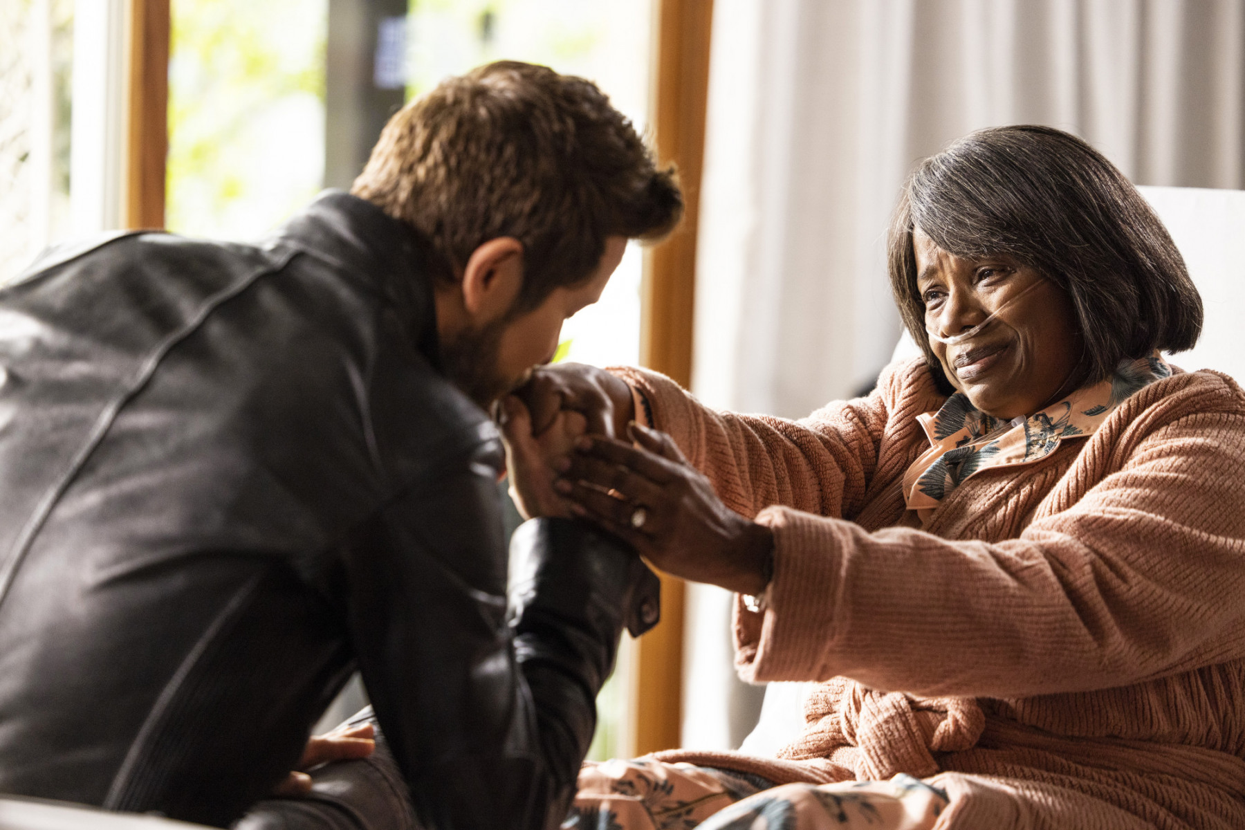 THE RESIDENT: L-R: Matt Czuchry and guest star Summer Selby in the “All We Have Is Now“ episode of THE RESIDENT airing Tuesday, April 19 (8:00-9:00 PM ET/PT) on FOX. ©2022 Fox Media LLC Cr: Nathan Bolster