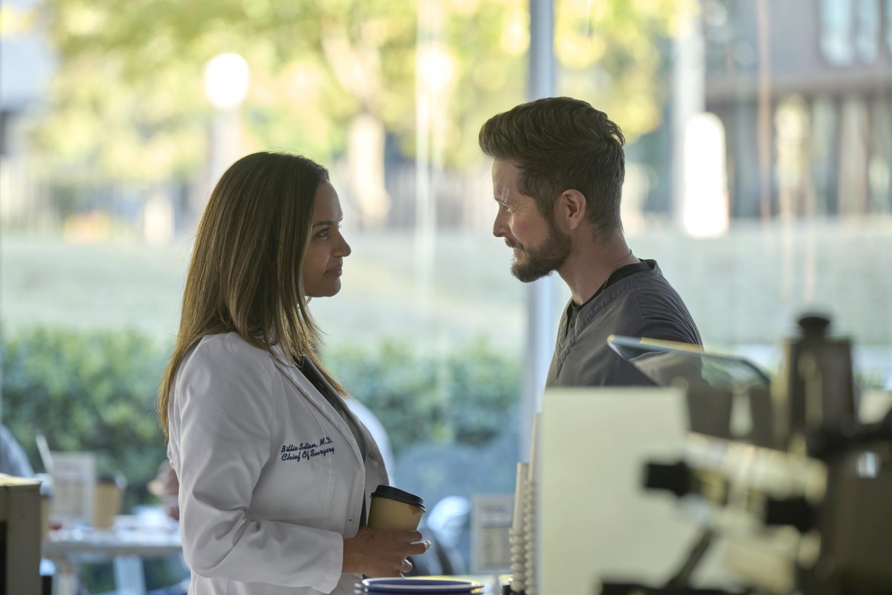 THE RESIDENT: L-R: Jessica Lucas and Matt Czuchry in the “All In” winter premiere episode of THE RESIDENT airing Tuesday, Jan 3 (8:00-9:02 PM ET/PT) on FOX. ©2022 Fox Media LLC. CR: Tom Griscom/FOX