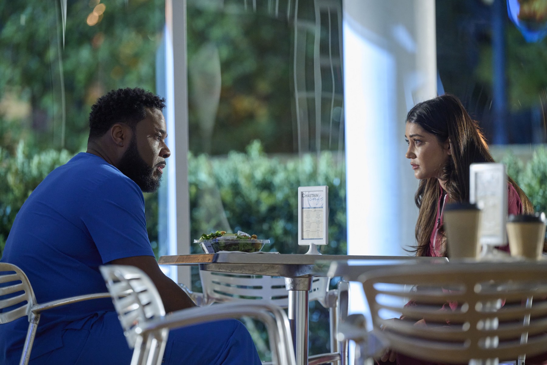 THE RESIDENT: L-R: Malcolm-Jamal Warner and Anuja Joshi in the “All In” winter premiere episode of THE RESIDENT airing Tuesday, Jan 3 (8:00-9:02 PM ET/PT) on FOX. ©2022 Fox Media LLC. CR: Tom Griscom/FOX