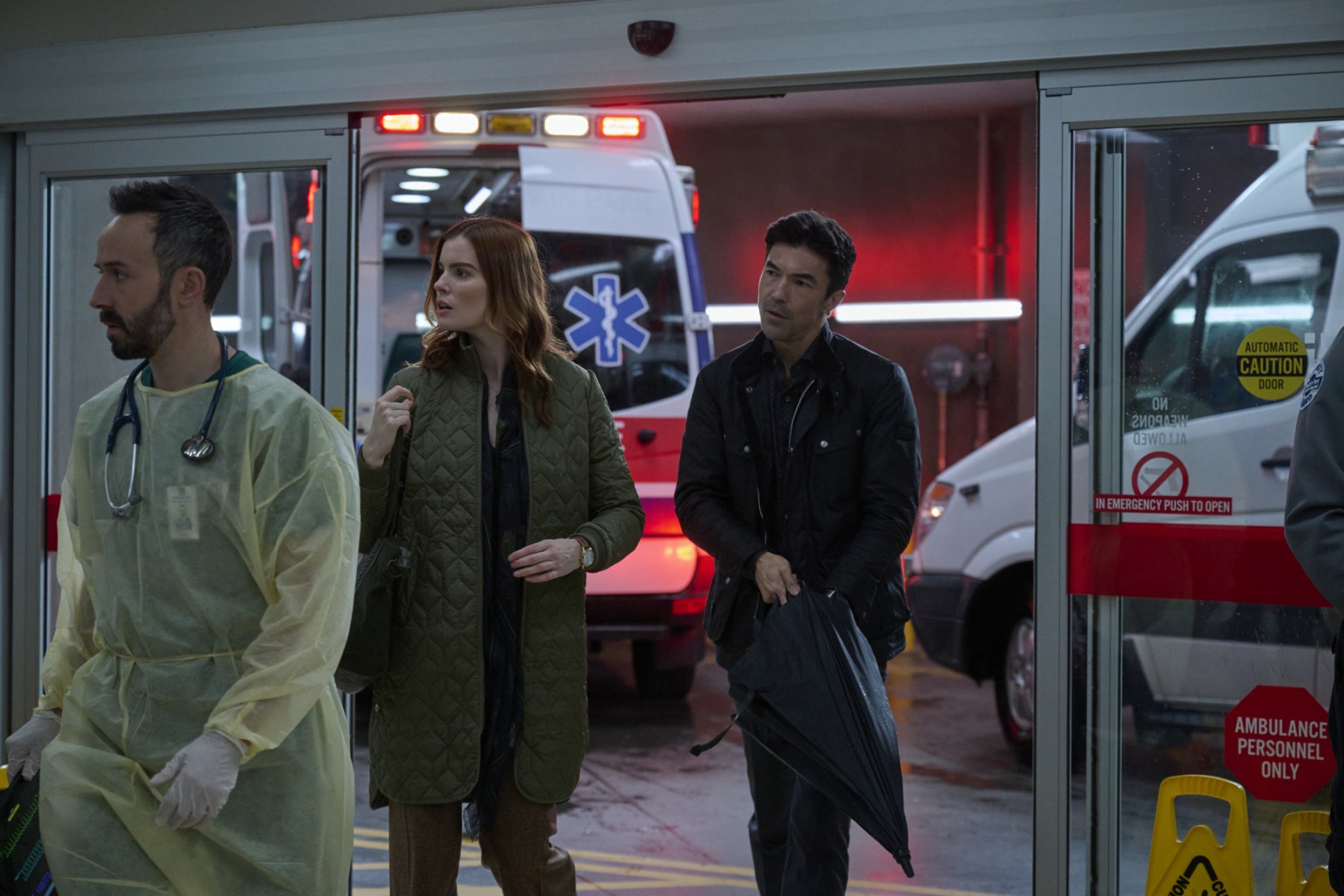 THE RESIDENT: L-R: Guest star Tasso Feldman, Kaley Ronayne and guest star Ian Anthony Dale in the "All The Wiser" episode of THE RESIDENT airing Tuesday, Jan 10 (8:00-9:00 PM ET/PT) on FOX. ©2022 Fox Media LLC. CR: Tom Griscom/FOX