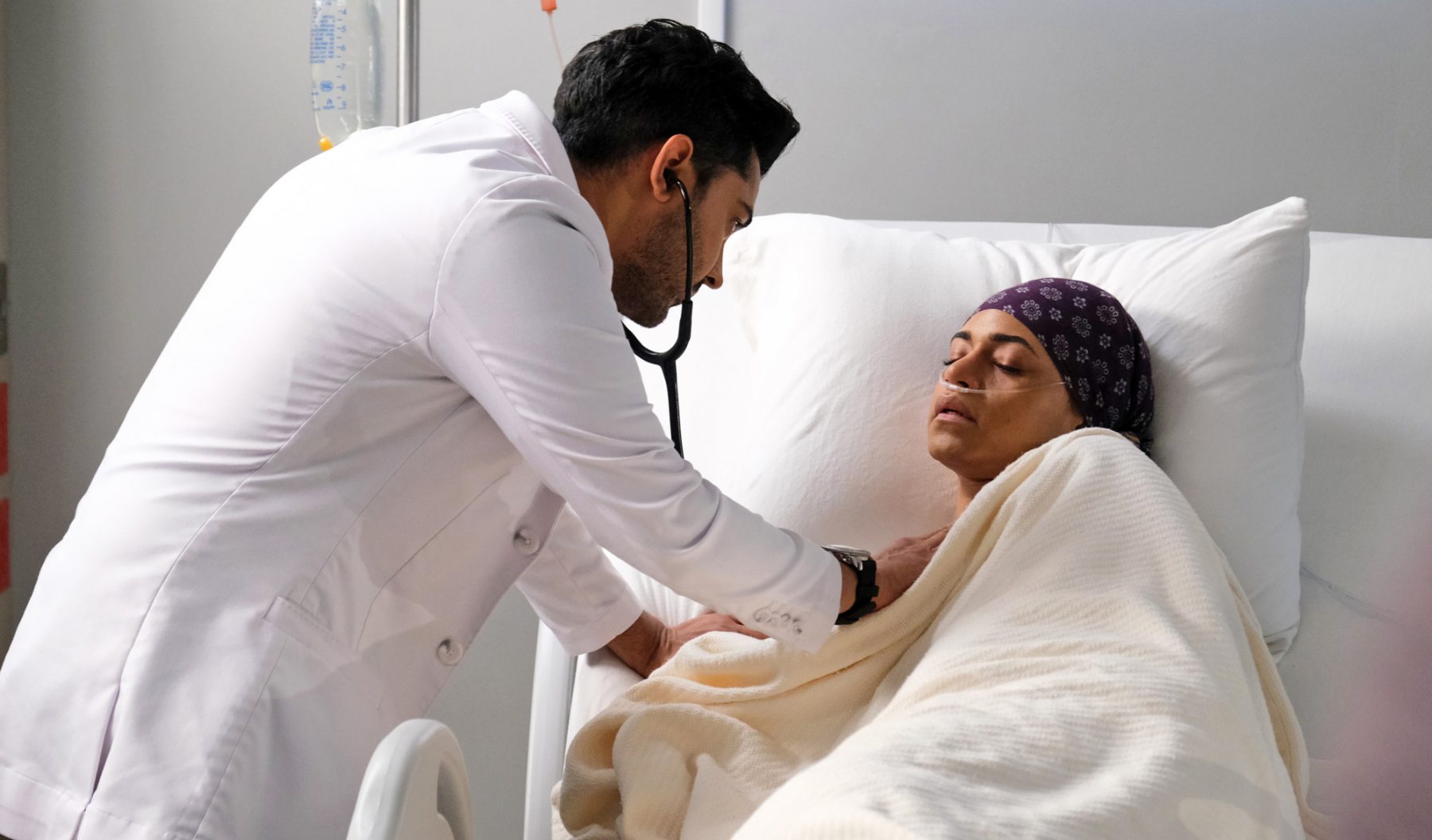 THE RESIDENT: L-R: Manish Dayal and guest star Cara Ricketts in the "Hope in the Unseen" episode of THE RESIDENT airing Tuesday, May 4 (8:00-9:01 PM ET/PT) on FOX. ©2021 Fox Media LLC Cr: Guy D'Alema/FOX